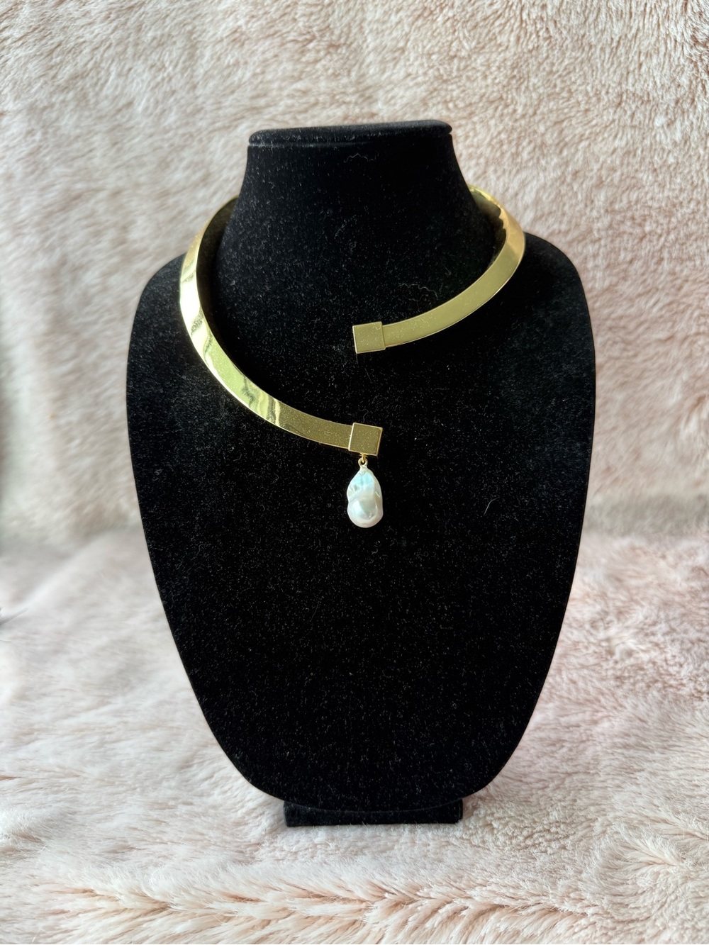 Gold Collar Necklace with Baroque Pearl Pendant - Women Jewelry